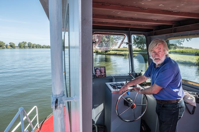 Frans van Steen op zijn veerpontje.