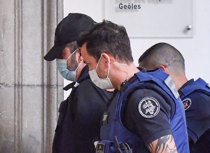Nordahl Lelandais arrive escorté par des agents de l'administration pénitentiaire française au palais de justice de la ville de Chambéry, dans les Alpes françaises, le 3 mai 2021, au premier jour de son procès pour le meurtre du caporal de l'armée française Arthur Noyer en 2017.