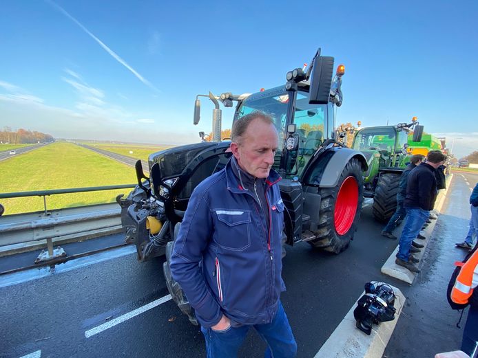 Boeren op het viaduct over de A6.