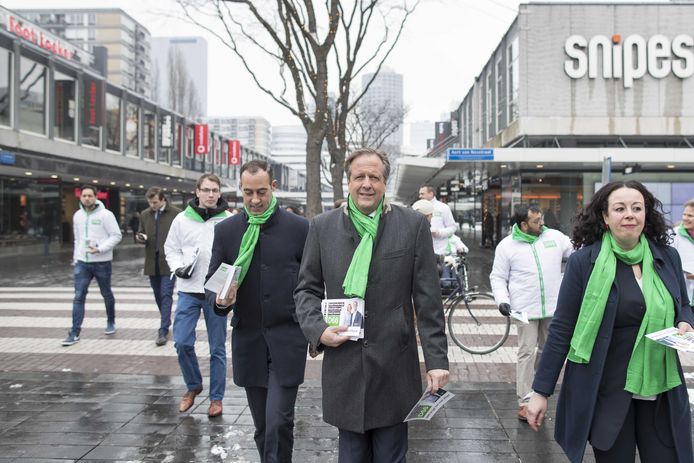 D66-leider Alexander Pechtold (M) en Said Kasmi (L), lijsttrekker in Rotterdam, flyerden dit voorjaar in het centrum voorafgaand aan het voorjaars- en verkiezingscongres van D66.