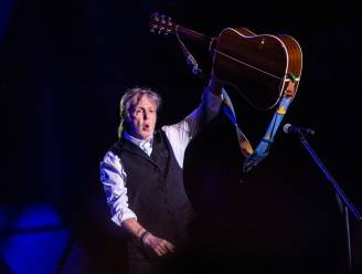 Paul McCartney schrijft geschiedenis als oudste headliner ooit op Britse festival Glastonbury: “Het voelt zo goed om hier te staan”