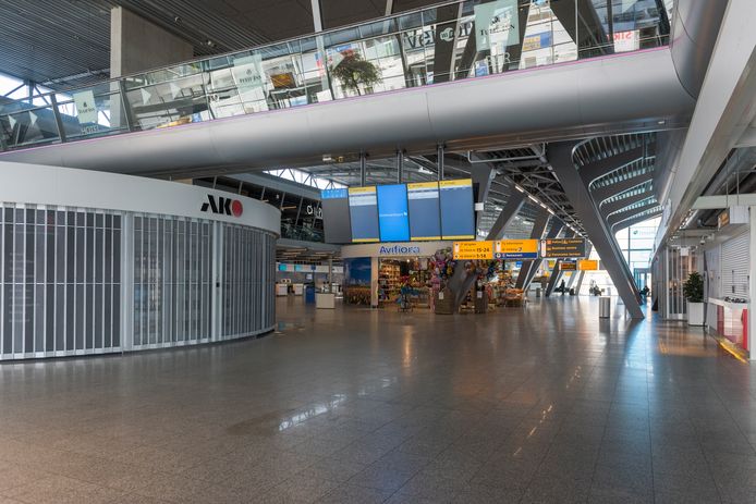 De lege vertrekhal van het Eindhovense vliegveld op het hoogtepunt van de coronacrisis.
