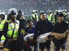 Voetbalwedstrijd in Indonesië eindigt in veldslag: 125 fans dood door verdrukking