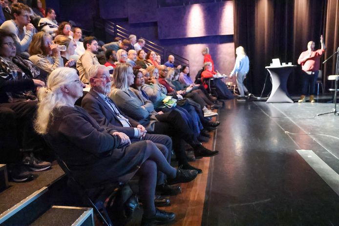 Harourt Klinefelter, voormalig persvoorlichter van Martin Luther King (tweede van links) is een van de gasten tijdens het eerste sociale debat van Eindhoven