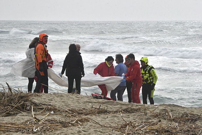 I soccorritori estraggono i corpi dall'acqua a Kutrow, Crotone.