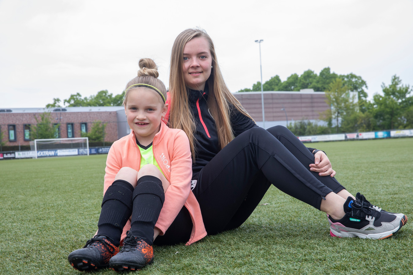 Jonge voetbalsters uit Best zamelen geld in voor goede doel Foto