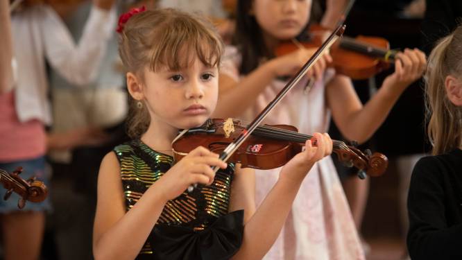 Honderd kinderen krijgen les van internationaal gezelschap tijdens vioolkamp in Mariagaard volgens befaamde Suzuki methode