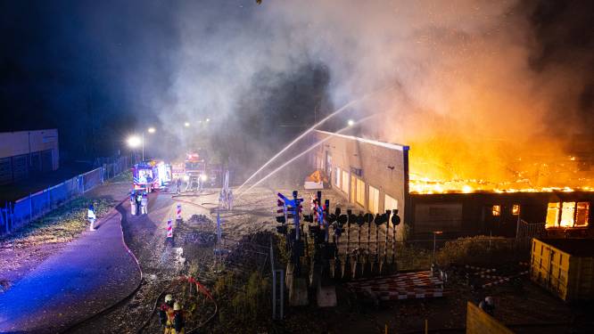 Pand illegale sigarettenfabriek in Hattem definitief in rook op bij grote brand