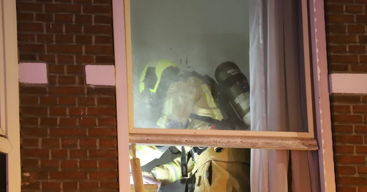Bewoners proberen keukenbrand te blussen en moeten naar ziekenhuis na inademen van rook .