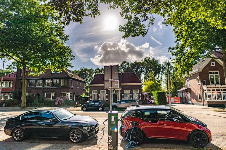 Een oplaadpunt voor elektrische auto’s in Amstelveen. Beeld Joris van Gennip