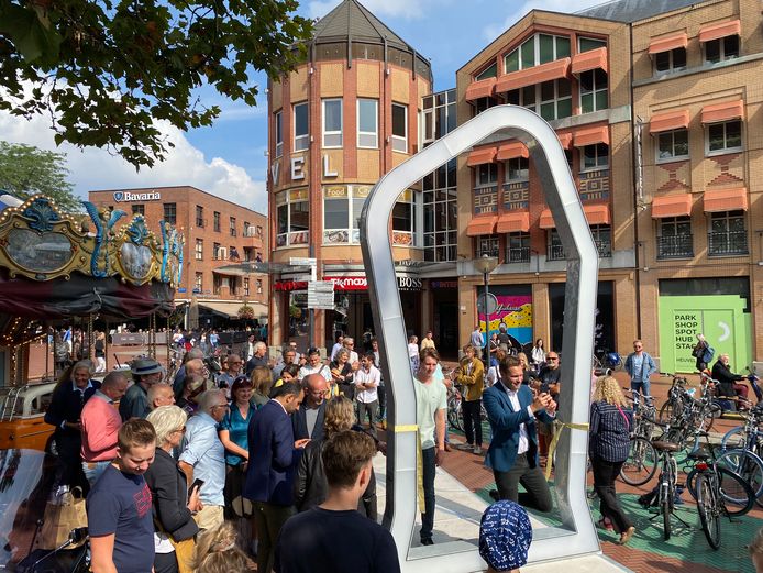 Wethouder Rik Thijs loopt als eerste officieel door de tijdspoort naar de geschiedenis van Eindhoven. De portal op de Markt geeft beelden uit de jaren 50/60 of uit de 16e eeuw.