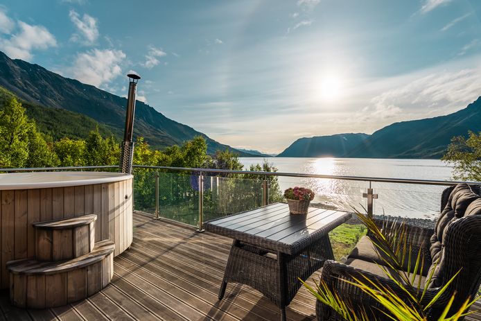 C'è anche una sauna e una vasca idromassaggio all'aperto con vista sul mare.