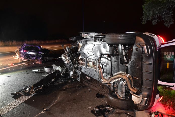 De verhakkelde voertuigen versperden een groot deel van de E17, na het ongeval in Waregem.
