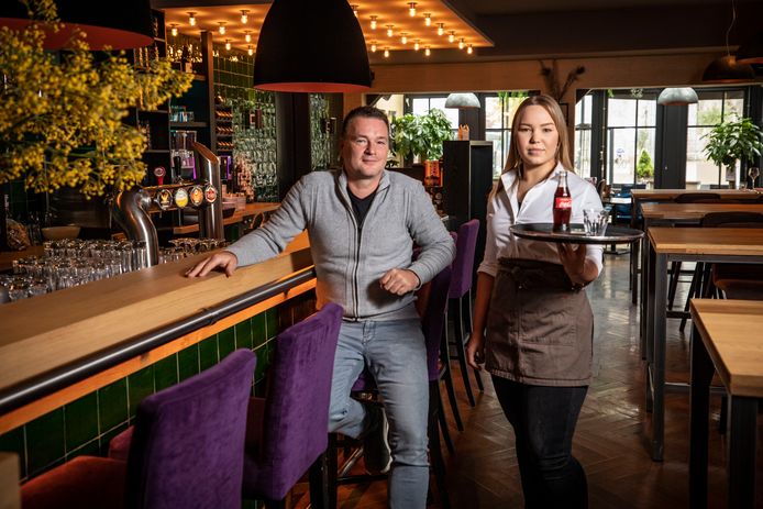Edwin ter Haar van De Schout en personeelslid Jennifer Middel die interne opleiding heeft doorlopen.