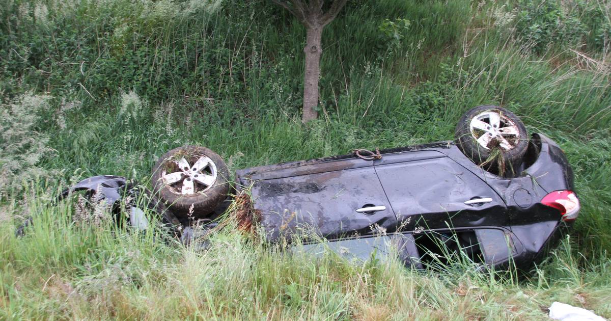 Auto belandt op de kop in de sloot langs A35 na aanrijding, vier personen gewond.