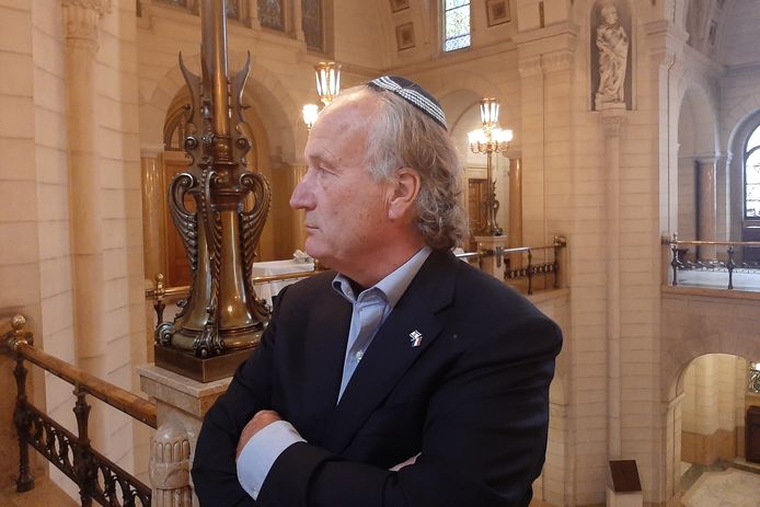 Leefbaar-raadslid Benvenido van Schaik met keppel en Israël-speld in het stadhuis.