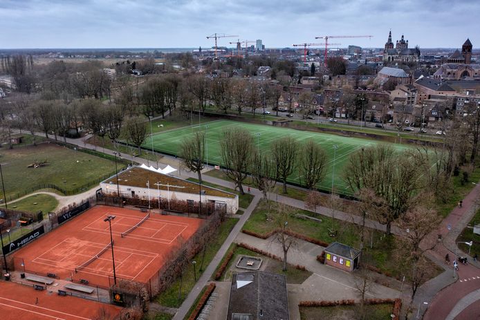 Tennisclub De Pettelaer (voorgrond) en rugbyclub The Dukes aan de rand van het Zuiderpark, met links tussen de bomen parkeergarage Sint-Jan. Leden en bezoekers kunnen daar gratis parkeren.
