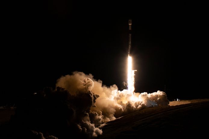 De lancering van de satelliet.