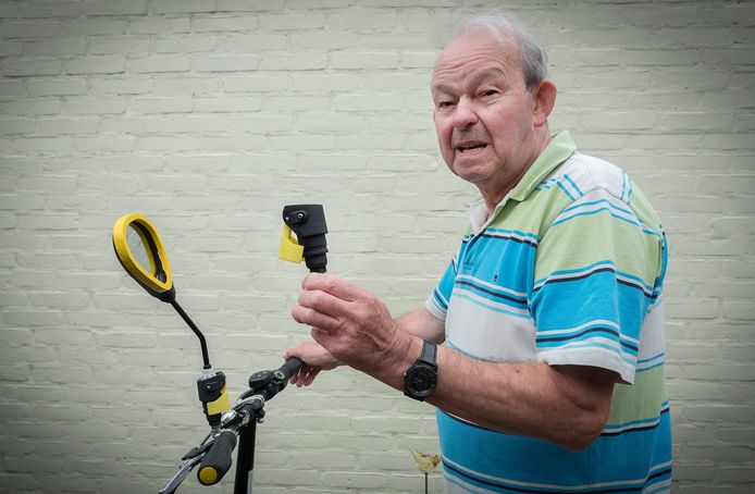 Cor Toonen uit Cuijk heeft iets bedacht voor spiegels op de fiets voor mensen die slechthorend zijn. Maar ook anderen kunnen hiervan mee profiteren. foto: Theo Peeters