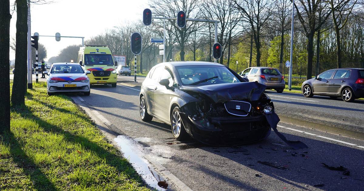 Vrouw gewond bij kop-staartbotsing in Rijen.