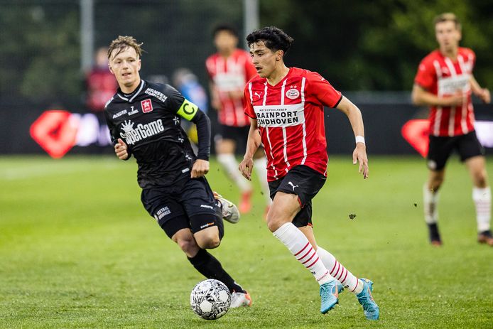 Richard Ledezma scoorde voor Jong PSV, maar een zege leverde het niet op.