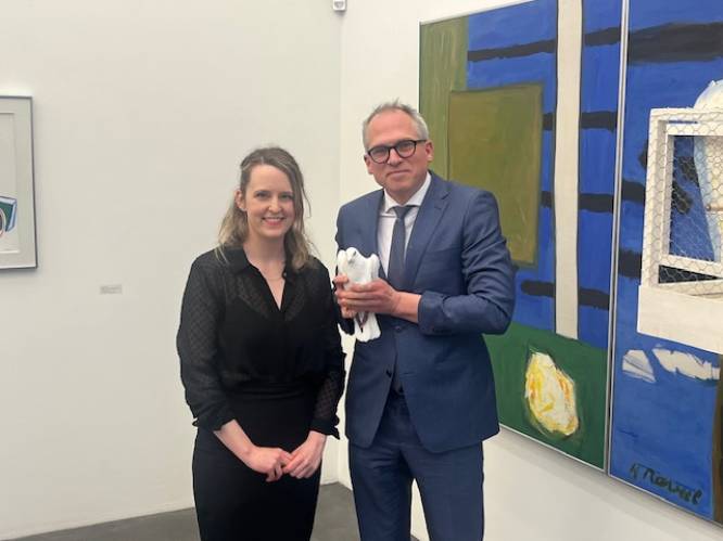 Minister Matthias Diependaele opent Raveel-expo met levende duif in kunstwerk