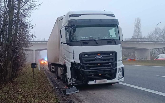 Een Fransman die zijn auto aan het bijtanken was op de pechstrook van de E17 in Waregem, werd dodelijk aangereden door een vrachtwagen.