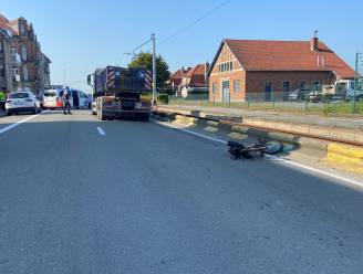 Politieman redt leven van fietsster (70) bij zwaar verkeersongeval met vrachtwagen in Zeebrugge