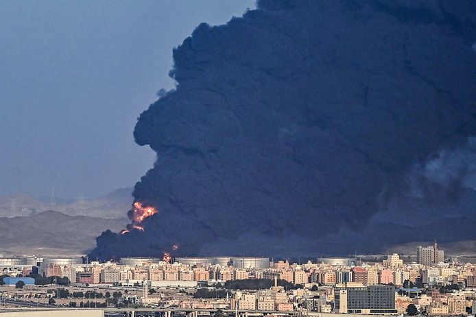 Grote rookwolken boven de stad Djedda. (25/03/2022)