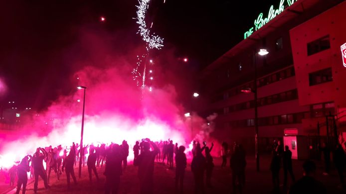 Vuurwerk voor het stadion van FC Twente.