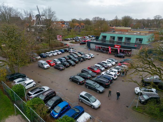 De parkeerplaatsen bij de Boni zijn deze zaterdag continu volledig bezet.