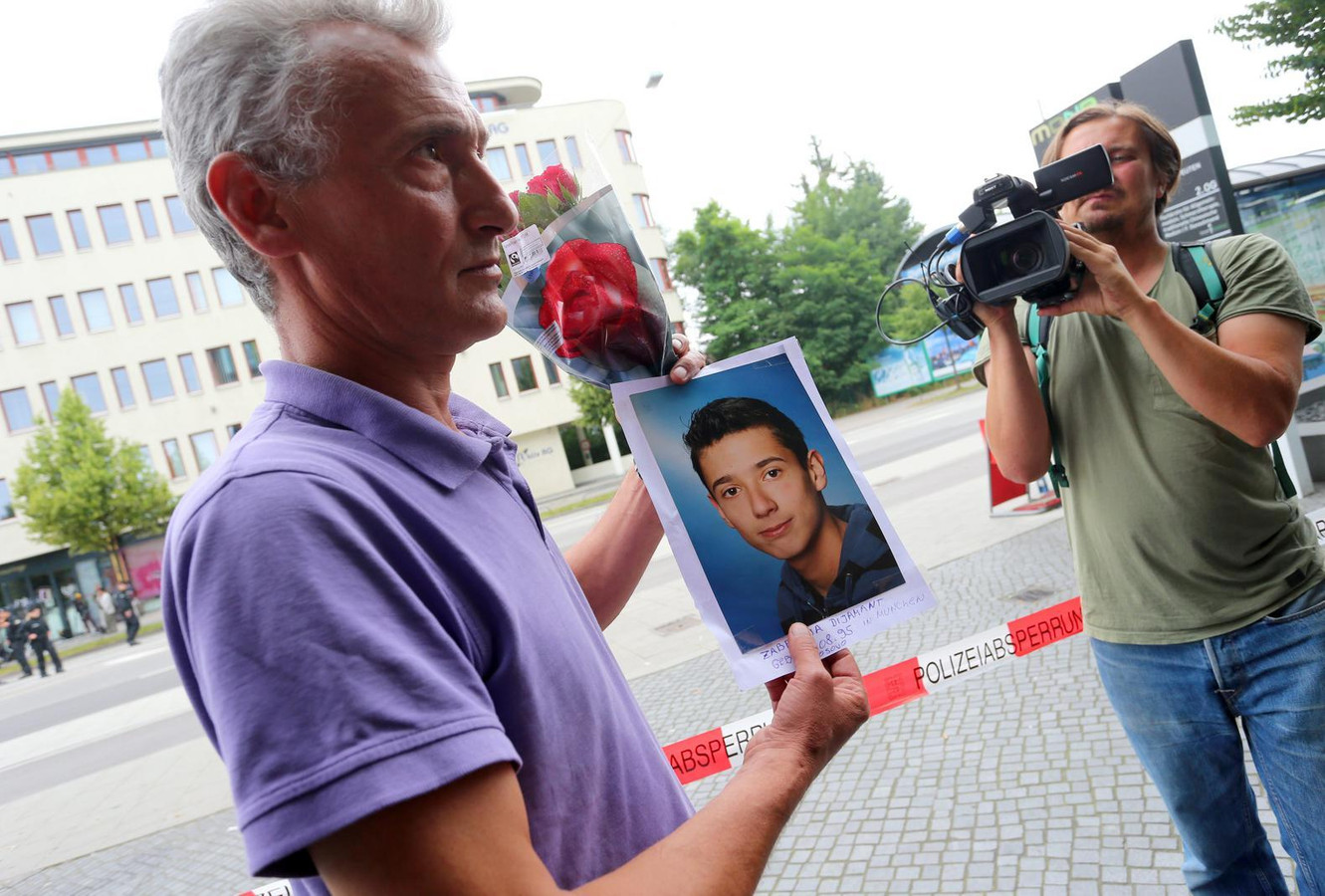De vader van Dijamant Zabergja, met een foto van zijn zoon in de hand.