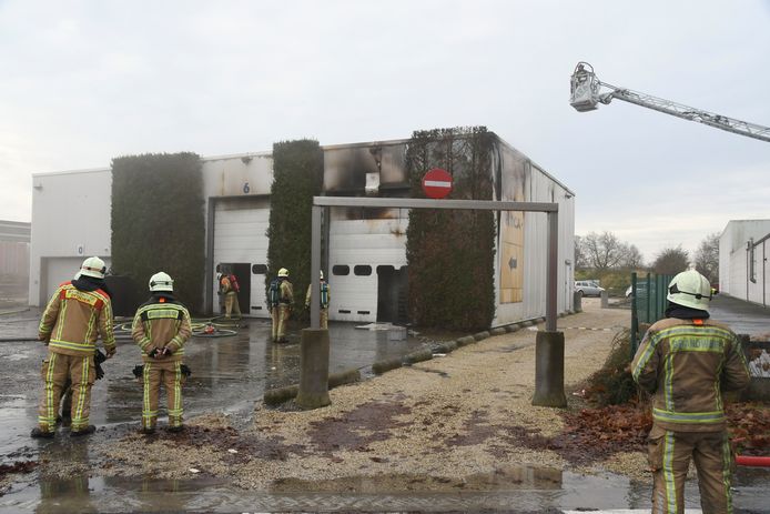 De brand in het technisch gebouw van pasteiproducent Polca, langs de Lodewijk de Raetlaan in Izegem, ging gepaard met een vuile en uiterst penetrante rook.