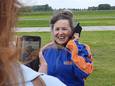 Voor haar tachtigste verjaardag maakte Elise Bijnen uit Eindhoven een parachutesprong.