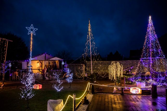 Herman Degroot is al van april bezig aan zijn kerstverlichting.