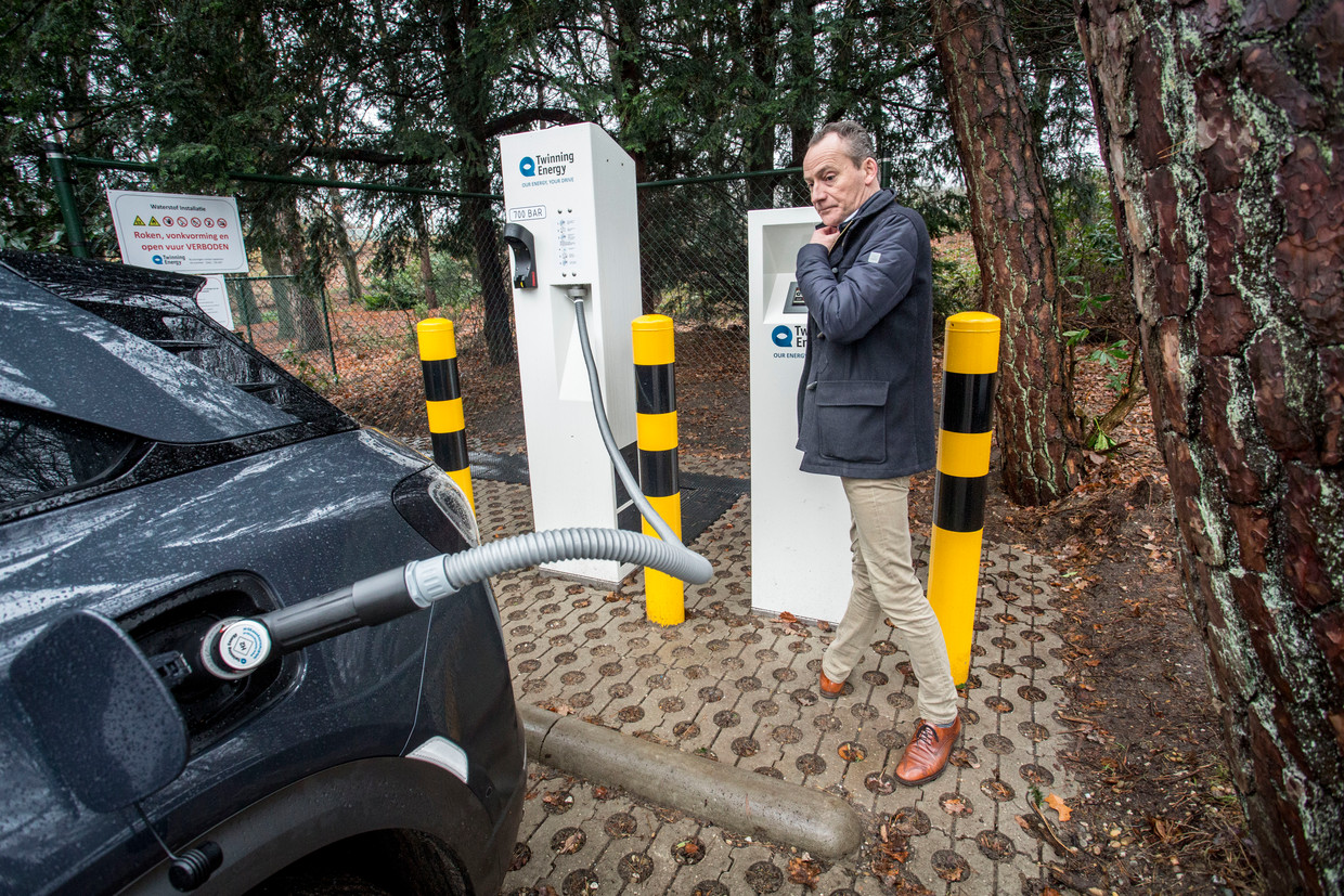 Wilfried van der Veen van Twinning Energy met zijn eigen auto bij aan de waterstoftank.  Beeld Arie Kievit