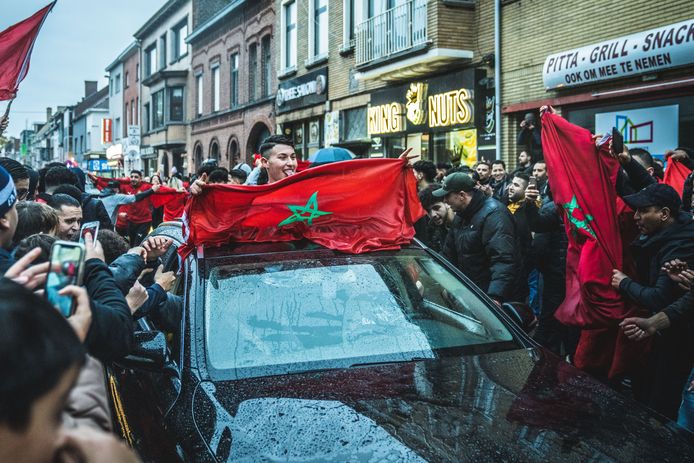 Groot volksfeest bij de Marokkaanse supporters in de Brugse Poort in Gent na de gewonnen match tegen de Rode Duivels. In Gent werd gefeest zonder rellen en vernielingen.