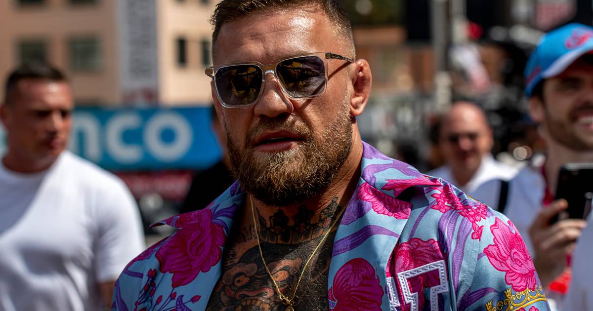 Conor McGregor komt goed weg bij aanrijding door een auto: ‘Het was mijn tijd nog niet’.
