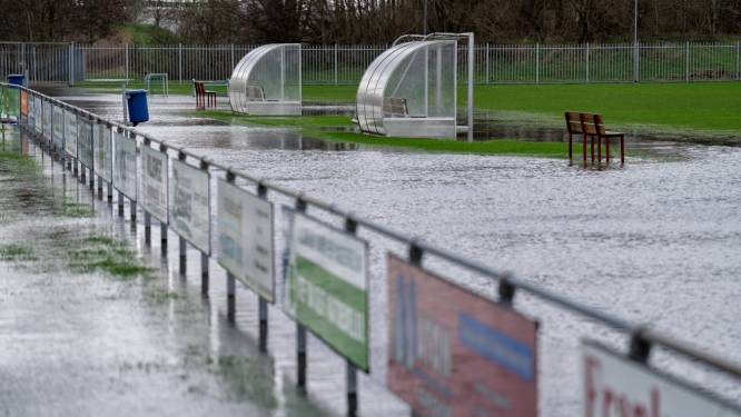 Regen zorgt voor onbespeelbare velden in het amateurvoetbal; bekijk hier welke wedstrijden zijn afgelast