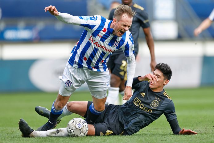 Siem de Jong werd vorig jaar onderuitgehaald door Edson Álvarez, die zaterdagavond ontbreekt.