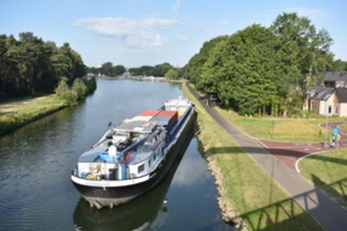 Het schip dat in aanvaring kwam met de brug in Herentals