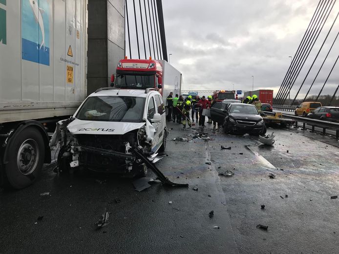 Ongeluk op A2 bij Zaltbommel met meerdere voertuigen.