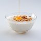 Vegan-‘yoghurt’ supergezond? Je bent beter af met een kommetje havermout en een handje noten