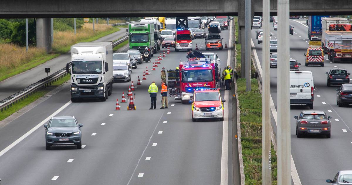 Meer Dan Uur Aanschuiven Na Ongeval Op E40 In Wetteren Wetteren Hln Be