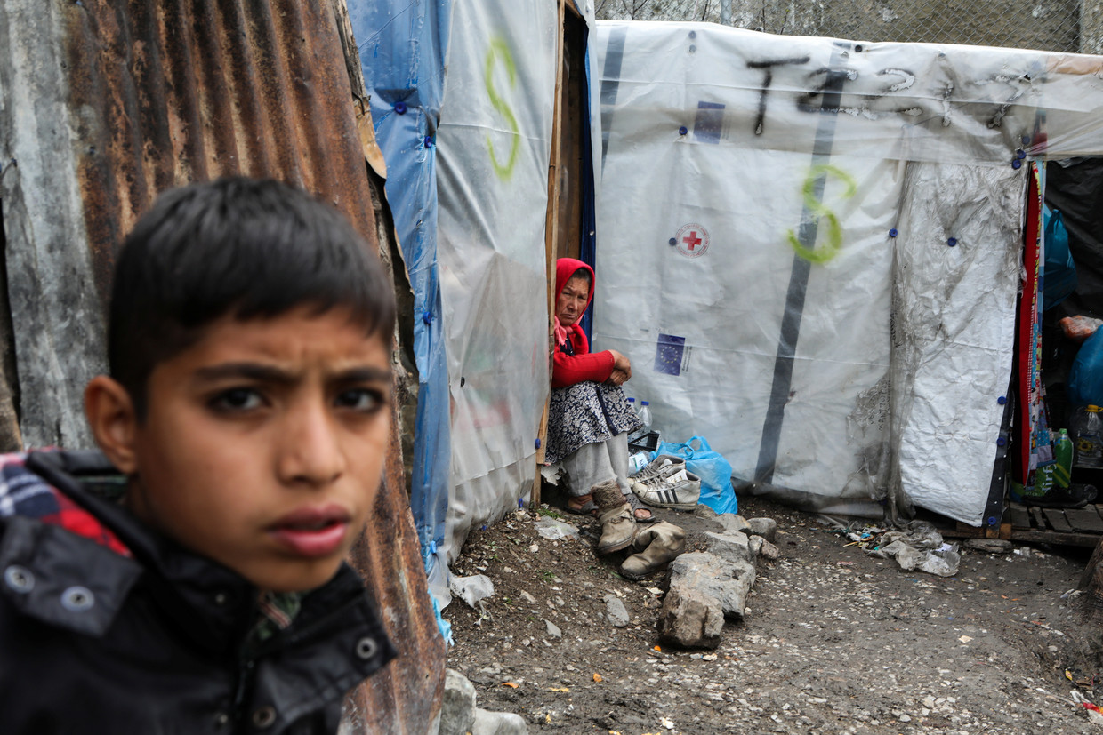 Migranten in zelfgemaakte tentjes even buiten kamp Moria op het Grieke eiland Lesbos.  Beeld REUTERS
