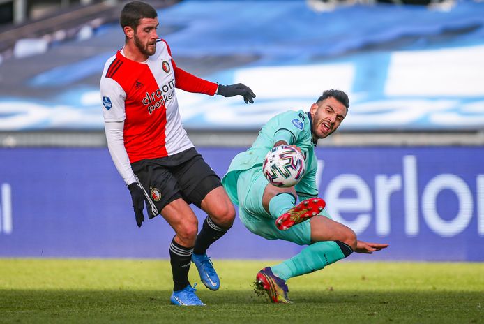 Vangelis Pavlidis in duel met Marcos Senesi.