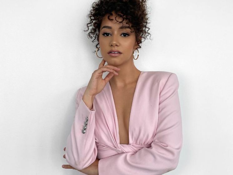 Lena Situations ose la naked dress au défilé Vogue World 2023 à Londres