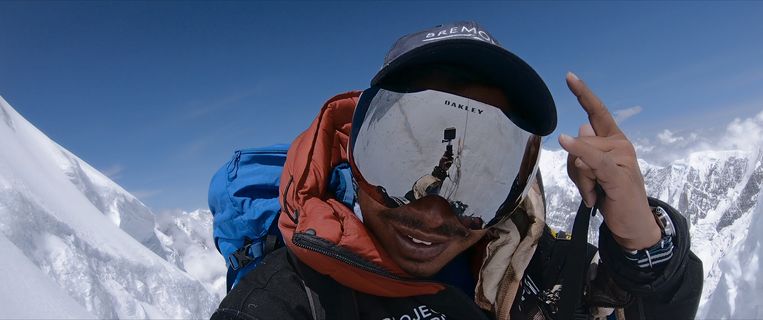 ‘Laten we eerlijk zijn: als dit een onderneming van een westerse klimmer was geweest, zou het nieuws tien keer groter geweest zijn.’ Beeld Netflix