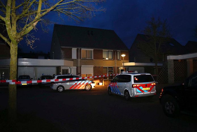 De politie bij de woning waar de Osse rijschoolhoudster werd beschoten.