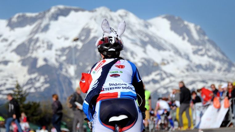 Fietser beklimt de Alpe 'd Huez Beeld afp